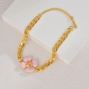 Bracelet élégant en acier inoxydable doré avec pendentif fleur en émail rose