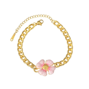 Bracelet minimaliste en acier doré avec fleur en émail rose sur fond blanc pur
