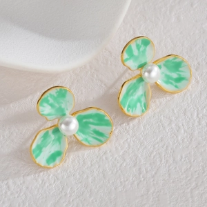 Vue détaillée de boucles d'oreilles fleur en marbre avec perles et bords dorés