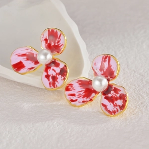 Boucles d'oreilles fleurs en marbre rose à trois pétales avec perle blanche et bord doré