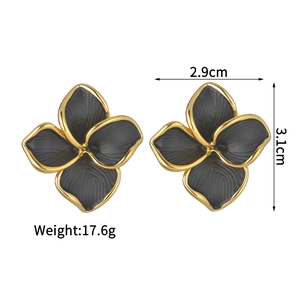 Boucles d'oreilles fleurs dorées minimalistes aux pétales noirs, 2,9 cm sur 3,1 cm