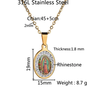 Détail macro du pendentif ovale Guadalupe en acier doré 316L serti de strass brillants