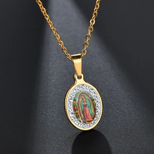 Collier en acier doré avec pendentif ovale Vierge de Guadalupe et cristaux brillants