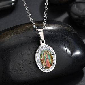 Collier ovale avec pendentif Vierge de Guadalupe et cristaux en acier inoxydable poli