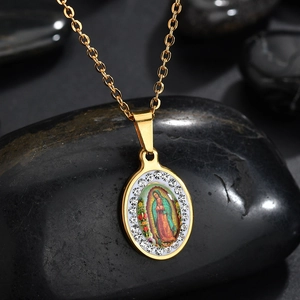 Collier avec pendentif religieux Guadalupe ovale doré orné de strass blancs