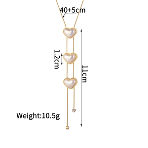 Dettaglio collana con nappa cuore e perle con catena dorata e pendente lungo 11 cm