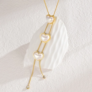 Collana in acciaio inossidabile dorato con tre ciondoli in madreperla a forma di cuore