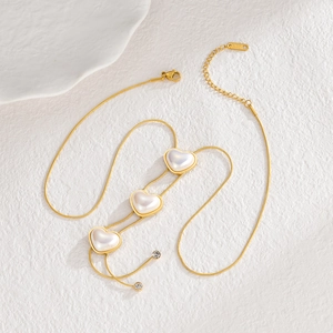 Elegante collana a Y in acciaio dorato con perle a cuore e marchio di garanzia S925