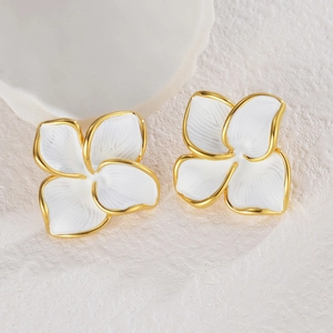 Boucles d'oreilles fleurs minimalistes en émail blanc avec bords en acier doré élégant