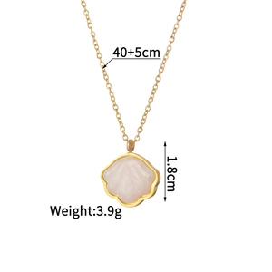 Détails du pendentif coquillage de 1,8cm sur une chaîne en acier doré de 40+5cm