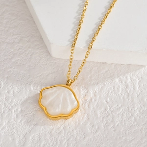Élégant collier en acier inoxydable plaqué or 18K avec pendentif en forme d'éventail