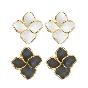 Boucles d'oreilles fleurs élégantes avec bordure dorée au design floral minimaliste