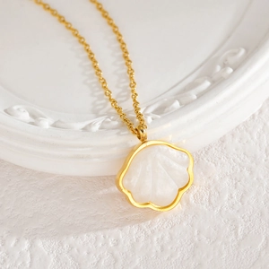 Collier élégant pour femme avec pendentif en nacre en forme d'éventail doré 18 carats