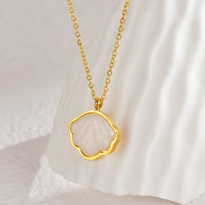 Collier élégant en acier inoxydable plaqué or 18 carats avec pendentif coquillage