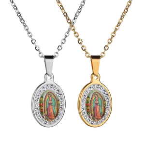 Collier pendentif sainte Guadalupe ovale avec strass étincelants en finitions or et argent