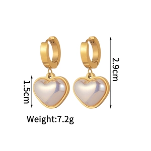 Détails des boucles d'oreilles cœur perle montrant la hauteur 2.9cm et le poids 7.2g