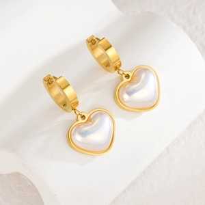 Boucles d'oreilles cœur dorées avec incrustation de perles et design créoles minimaliste en acier