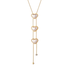 Elegante collana a Y in oro con pendenti a cuore in perla e catena sottile per donna