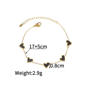 Détail du bracelet chaîne plaqué or 18K avec cinq cœurs en émail noir et fermoir mousqueton