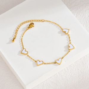 Bracelet chaîne dorée élégant avec cinq pendentifs cœur et inserts en nacre blanche