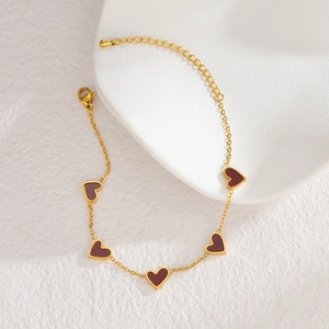 Élégant bracelet doré 18 carats avec pendentifs en forme de cœur en émail rouge