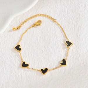 Bracelet chaîne plaqué or 18 carats avec cinq breloques cœurs noirs en émail