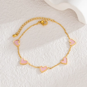 Bracelet chaîne en or 18K orné de cinq breloques en forme de cœur émail rose