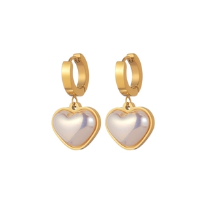 Boucles d'oreilles cœur dorées avec pendentifs en nacre pour un look chic et minimaliste