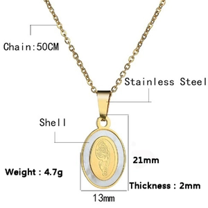 Détail macro du pendentif ovale en acier doré et nacre avec dimensions de 21x13mm