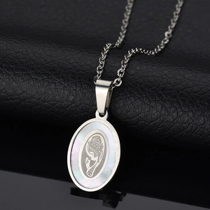 Collier Pendentif Ovale Acier Inoxydable Coquille Blanche Motif Gravé Style Religieux Rétro Bijoux Pour Femmes