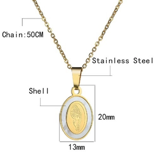 Collier en acier inoxydable doré avec pendentif ovale nacré et gravure religieuse