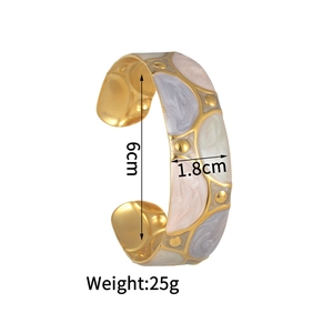 Dettaglio dimensioni del bracciale rigido placcato oro con smalto a effetto marmo