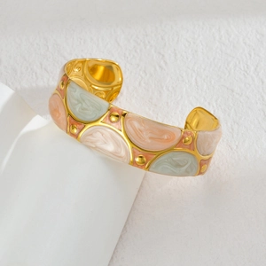 Bracciale rigido in acciaio dorato con smalto marmorizzato colorato e borchie