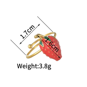 Detailed view of 18K gold-plated strawberry ring with dimensions 1.7cm and weight 3.8g