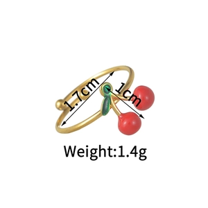 Detailed view of 18K gold strawberry ring with size measurements and weight data