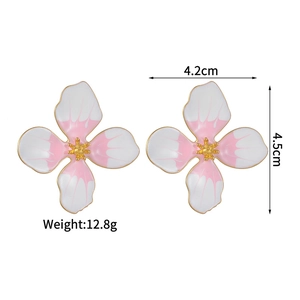 Détail de boucles d'oreilles florales avec dégradé d'émail et pistils dorés brillants