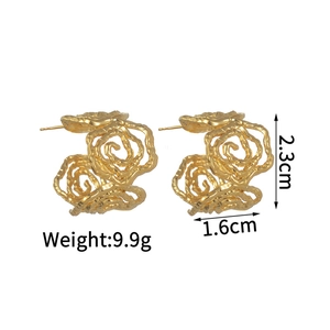 Dettaglio orecchini a fiore dorati con indicazione di altezza 2,3cm e larghezza 1,6cm