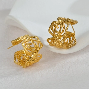 Orecchini a perno con rosa traforata in oro 18K dal design raffinato con petali in metallo