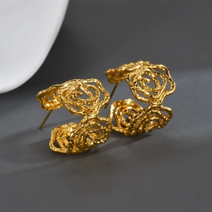 Orecchini A Lobo Fiore Di Rosa Traforati Acciaio Inossidabile Placcato Oro 18K Perno Oro 18K Stile Francese Per Donna