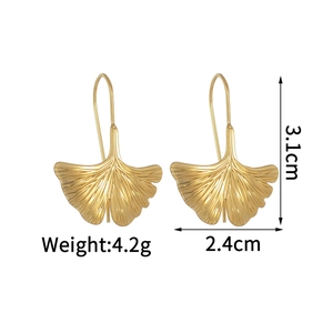 Détail des boucles d'oreilles feuilles de ginkgo dorées avec dimensions 3,1cm x 2,4cm