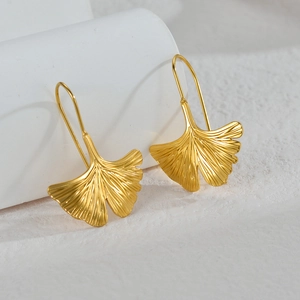 Élégantes boucles d'oreilles feuilles de ginkgo en acier inoxydable plaqué or 18 carats