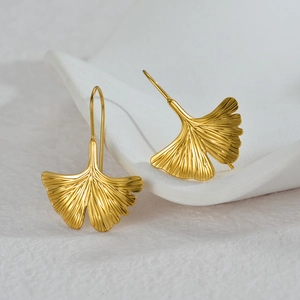 Boucles d'oreilles pendantes feuille de ginkgo en acier inoxydable plaqué or 18 carats