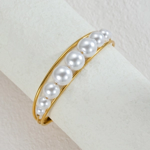 Double-layer gold wire open bangle for women featuring seven size-gradient white pearls