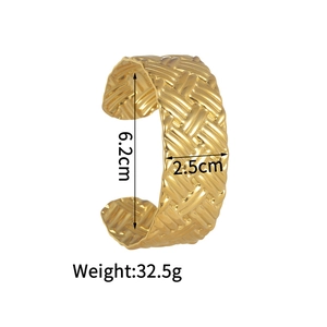 Detail of gold braided texture cuff bracelet with 6.2cm diameter and 2.5cm width specs