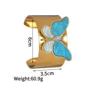 Detailansicht eines 18K vergoldeten Schmetterlingsarmreifs mit blauem Marmor-Inlay