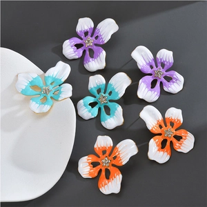 Französische 18K vergoldete Blumen-Ohrstecker mit Emaille-Blütenblättern und Kristallen