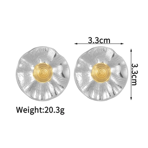 Dettaglio orecchini a fiore bicolore con petali d'argento e centro dorato, misura 3,3 cm