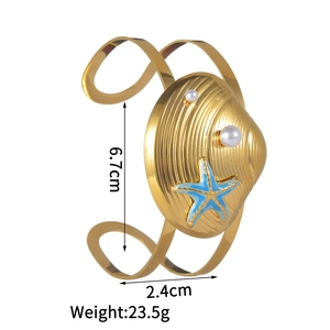 Detail view of ocean shell bracelet showing 6.7cm diameter and 23.5g weight specs