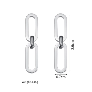 Détails des boucles d'oreilles géométriques en forme de trombone argenté avec ses dimensions