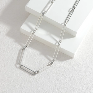 Collier maille trombone argentée sur pierres géométriques, bijoux modernes en acier